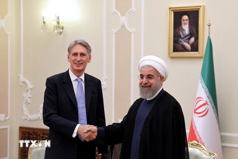 Tổng thống Iran Hassan Rouhani (phải) và Ngoại trưởng Anh Philip Hammond tại Iran. (Nguồn: AFP/TTXVN)