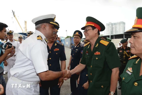 Chuẩn tướng Naresh Kumar Kaul cùng các thủy thủ đoàn tàu SARANG tới thăm Việt Nam. (Ảnh: Thanh Vũ/TTXVN)