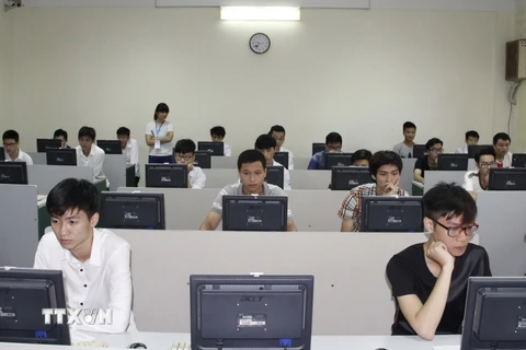 Thí sinh làm bài thi đánh giá năng lực lấy kết quả xét tuyển vào Trường Đại học Quốc gia Hà Nội. (Ảnh: Quý Trung/ TTXVN)