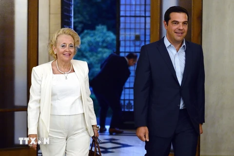 Bà Vassiliki Thanou (trái) và cựu Thủ tướng Hy Lạp Alexis Tsipras tại thủ đô Athens ngày 27/8. (Nguồn: AFP/TTXVN)