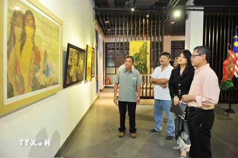 Triển lãm nghệ thuật của các nữ nghệ sỹ Malaysia và Việt Nam nhân 58 năm Quốc khánh Malaysia và 70 năm Quốc khánh nươc CHXHCN Việt Nam. (Ảnh: Minh Đức/TTXVN)