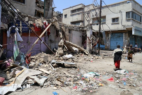 Cảnh đổ nát sau các cuộc giao tranh giữa quân đội chính phủ Yemen và phiến quân tại Taez ngày 24/8. (Nguồn: AFP/TTXVN)