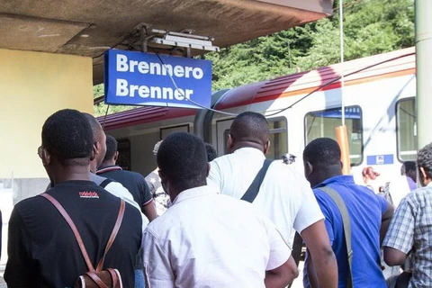 Người xin tị nạn tại Châu Âu chờ lên tàu ở cửa khẩu Brennero để sang Áo, từ đó di chuyển sang Đức. (Nguồn: ANSA)
