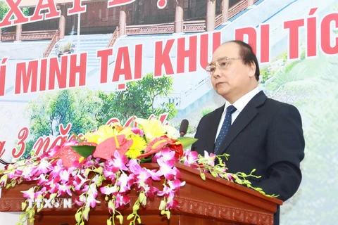 Phó Thủ tướng Nguyễn Xuân Phúc phát biểu ở lễ khởi công xây dựng Nhà tưởng niệm Chủ tịch Hồ Chí Minh tại Khu di tích K9-Đá Chông. (Nguồn: TTXVN)