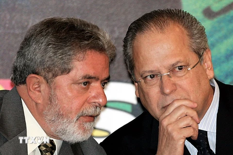 Cựu Tổng thống Brazil Luiz Inacio Lula da Silva (trái) và Cựu Chánh Văn phòng Tổng thống Jose Dirceu tại một buổi lễ ở Brasilia ngày 16/6/2005. (Nguồn: AFP/TTXVN)