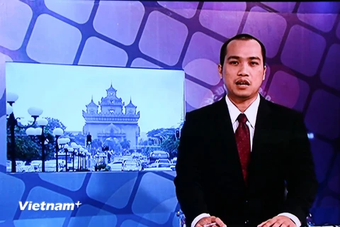Bản tin tiếng Việt trên sóng Đài Truyền hình Quốc gia Lào. (Ảnh: Phạm Kiên/Vietnam+)