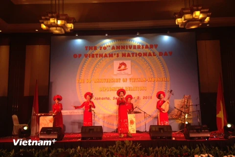 Biểu diễn văn nghệ trong Lễ kỷ niệm 70 năm Quốc khánh 2/9 tại Indonesia. (Ảnh: Đỗ Quyên/Vietnam+)