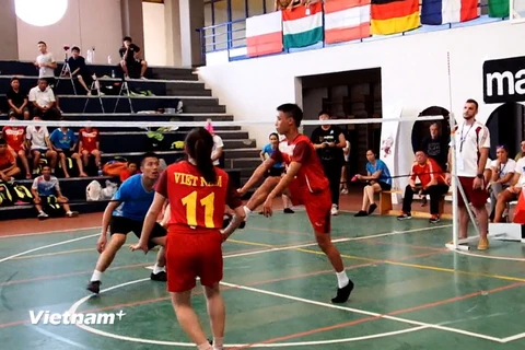 Một pha thi đấu trong trận chung kết đôi nam nữ phối hợp giữa đội Việt Nam và Trung Quốc. (Ảnh: Quang Thanh/Vietnam+)