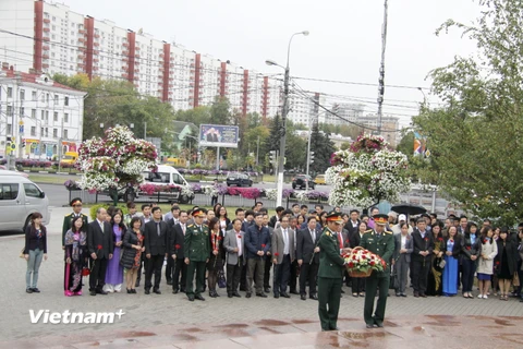 Đại sứ Việt Nam tại LB Nga Nguyễn Thanh Sơn dẫn đầu đoàn đại biểu đặt hoa tại Tượng đài Bác trên Quảng trường Hồ Chí Minh tại Moskva. (Ảnh: Quế Anh/Vietnam+)