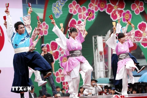 Các nghệ sỹ Nhật Bản biểu diễn vũ điệu Yosakoi truyền thống. (Ảnh: Minh Đức/TTXVN)