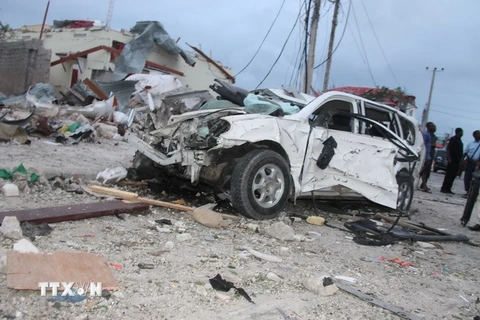Hiện trường một vụ đánh bom liều chết tại Mogadishu do phiến quân al-Shabaab thực hiện. (Nguồn: THX/TTXVN)