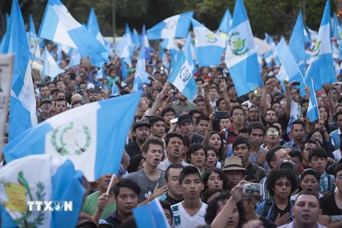 Người dân Guatemala biểu tình phản đối tham nhũng tại thủ đô Guatemala City ngày 22/8. (Nguồn: THX/TTXVN)
