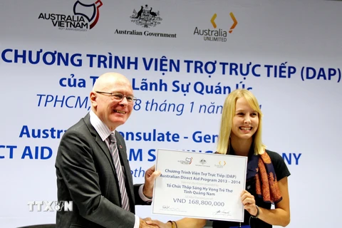Tổng lãnh sự Australia tại TP. Hồ Chí Minh, ông John Mc Anulty trao bảng tài trợ DAP cho đại diện Tổ chức Thắp sáng hy vọng trẻ thơ tại Quảng Nam. (Ảnh: Thế Anh/TTXVN)