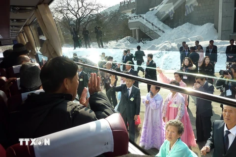 Giây phút chia tay sau cuộc gặp mặt đoàn tụ giữa các thành viên gia đình ly tán Hàn Quốc và Triều Tiên tại khu nghỉ dưỡng núi Kumgang ngày 22/1/2014. (Nguồn: AFP/TTXVN)