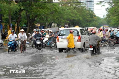 Một tuyến phố Hà Nội ngập lụt sau mưa lớn. (Nguồn: TTXVN)