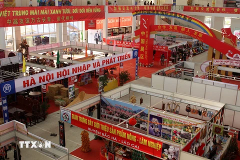 Khách tham quan mua bán tại hội chợ thương mại quốc tế Việt-Trung năm 2011. (Ảnh: Trần Việt/TTXVN)