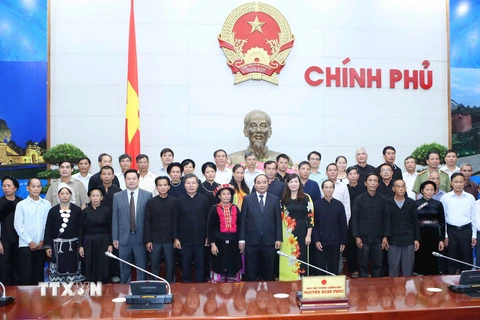 Phó Thủ tướng Nguyễn Xuân Phúc chụp ảnh lưu niệm với các già làng, trưởng thôn tỉnh Bắc Kạn. (Ảnh: Phương Hoa/TTXVN)