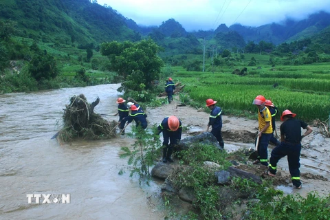 Các lực lượng chức năng của tỉnh Hà Giang khẩn trương tìm kiếm 3 mẹ con bị mất tích. (Ảnh: Minh Tâm/TTXVN)