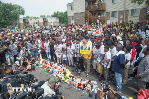 Người dân Mỹ tưởng niệm 1 năm thanh niên da màu Michael Brown bị cảnh sát bắn chết tại Ferguson, Missouri ngày 9/8. (Nguồn: AFP/TTXVN)
