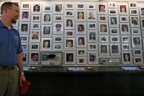 Bức tường gắn ảnh và tên tuổi các nạn nhân và phi hành đoàn trên chuyến bay 93. (Nguồn: ABC)