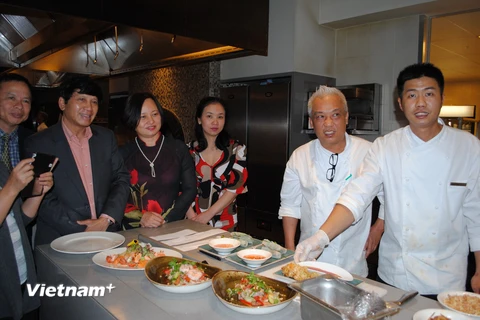 Đại sứ Việt Nam tại Nam Phi Lê Huy Hoàng và hai đầu bếp Việt tại Tuần lễ ẩm thực Việt Nam ở Nam Phi. (Nguồn: Vietnam+)