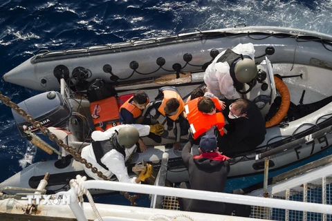 Tàu tuần tra của hải quân Pháp giải cứu người di cư trên biển Địa Trung Hải ngày 5/9. (Nguồn: AFP/TTXVN)