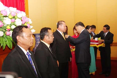 Trao tặng Kỷ niệm chương cho cán bộ an ninh Lào tại Việt Nam