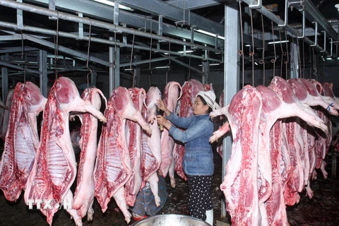 Ngành chế biến thịt gia súc, gia cầm Việt Nam cần tăng sức cạnh tranh nếu không muốn bị mất thị phần. (Ảnh: Đình Huệ/TTXVN)