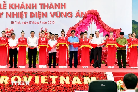 Thủ tướng Nguyễn Tấn Dũng và các đại biểu cắt băng khánh thành nhà máy. (Ảnh: Đức Tám/TTXVN)