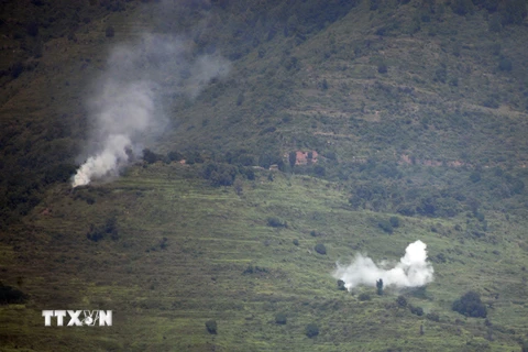Khói bốc lên sau các vụ đấu pháo giữa lực lượng biên phòng Ấn Độ và Pakistan tại khu vực tranh chấp Kashmir. (Nguồn: AFP/TTXVN)