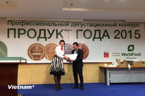 Ban Tổ chức trao giải Vàng cho đại diện tập đoàn TH True Milk. (Ảnh: Quế Anh/Vietnam+)