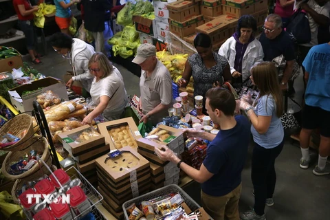  Người dân Mỹ mua bán hàng hóa tại Egg Harbor, New Jersey ngày 28/8. (Nguồn: AFP/TTXVN)