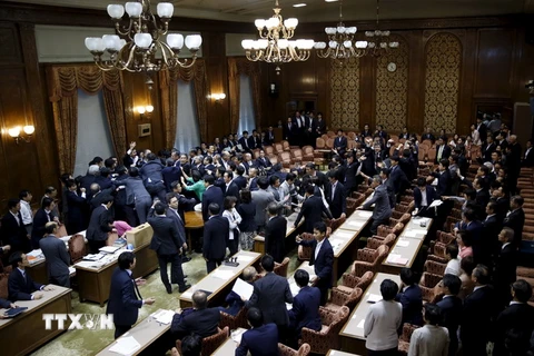 Các nghị sỹ tại phiên bỏ phiếu về dự luật an ninh tại Ủy ban đặc biệt của Thượng viện ở Tokyo ngày 17/9. (Nguồn: Reuter/TTXVN)