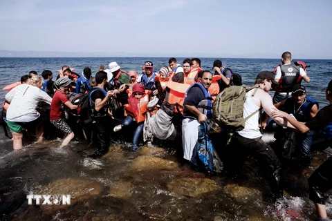 Người di cư tới bãi biển Eftalou trên đảo Lesbos của Hy Lạp sau khi vượt biển Aegean từ Thổ Nhĩ Kỳ ngày 21/9. (Nguồn: AFP/TTXVN)