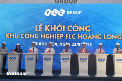 Phó Thủ tướng Nguyễn Xuân Phúc bấm nút khởi công dự án Khu công nghiệp FLC Hoàng Long. (Ảnh: Duy Hưng-Hoa Mai/Vietnam+) 