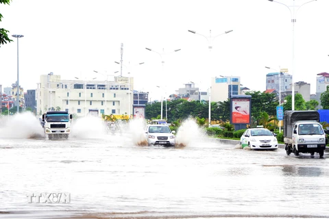 Đường phố Hà Nội ngập úng sau trận mưa lớn ngày 22/9. (Ảnh: Quang Quyết/TTXVN) 