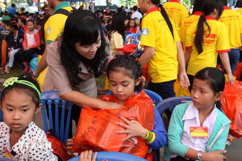 Tặng quà cho trẻ em có hoàn cảnh khó khăn tại Thành phố Hồ Chí Minh. (Ảnh: Phương Vy/TTXVN)