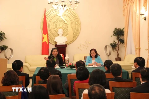Phó Chủ tịch Quốc hội Tòng Thị Phóng làm việc tại Đại sứ quán Việt Nam ở Đức. (Ảnh: Đức Chung/TTXVN)