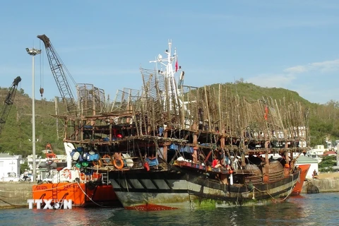 Lai dắt tàu cá QNa 90956-TS cập cảng Nha Trang. (Ảnh: Nguyên Lý/TTXVN)