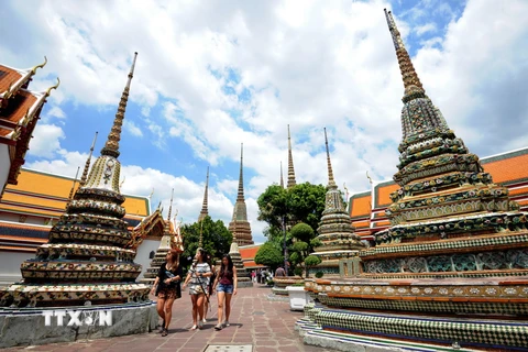  Khách du lịch thăm một ngôi đền ở thủ đô Bangkok ngày 29/6. (Nguồn: THX/TTXVN)