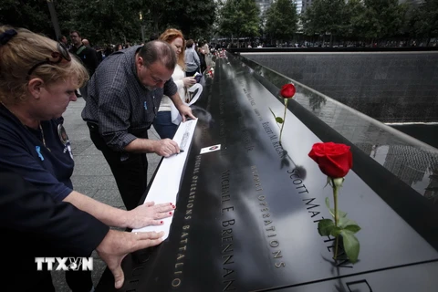 Thân nhân các nạn nhân vụ khủng bố tại lễ tưởng niệm ở New York ngày 11/9. (Nguồn: AFP/TTXVN)
