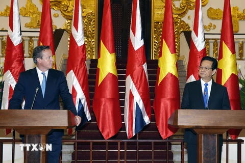 Thủ tướng Nguyễn Tấn Dũng và Thủ tướng Anh David Cameron tại trụ sở Chính phủ Việt Nam ngày 29/7. (Ảnh: Đức Tám/TTXVN)