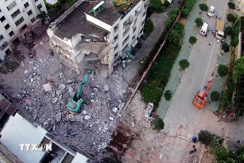 Một ngôi nhà bị phá hủy trong vụ nổ tại Liễu Thành ngày 30/9. (Nguồn: AFP/TTXVN)