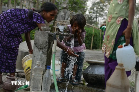 Người dân nghèo tại ngoại ô Siliguri, Ấn Độ. (Nguồn: AFP/ TTXVN)
