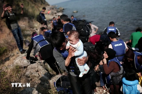 Người di cư tới bờ biển đảo Lesbos sau khi vượt biển Aegean từ Thổ Nhĩ Kỳ ngày 3/9. (Nguồn: AFP/TTXVN)