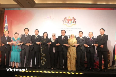 Tổng Thư ký ASEAN Lê Lương Minh và các đại biểu chụp ảnh chung tại Hội nghị. (Ảnh: Kim Dung-Chí Giáp/Vietnam+) 
