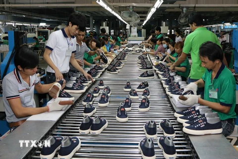 Dây chuyền sản xuất giày của Công ty cổ phần Công nghiệp Đông Hưng, KCN Tân Đông Hiệp A, Bình Dương. (Ảnh: Quách Lắm/TTXVN)