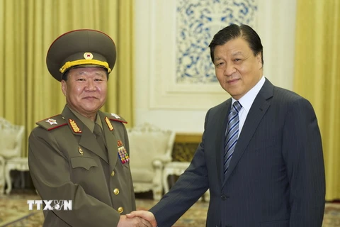 Ông Choe Ryong Ha (trái) và ông Lưu Vân Sơn tại Trung Quốc tháng 5/2013. (Nguồn: THX/TTXVN)