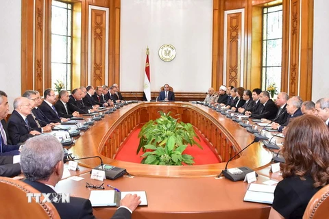 Tổng thống Ai Cập Abdel Fattah al-Sisi (giữa)i và các thành viên nội các mới tại Cairo ngày 19/9. (Nguồn: AFP/TTXVN)