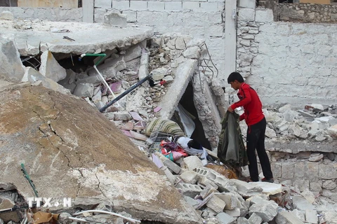 Cảnh đổ nát sau các cuộc không kích nhằm vào IS tại thị trấn Darat Azzah, ngoại ô thành phố Aleppo ngày 7/10. (Nguồn: Reuters/TTXVN)